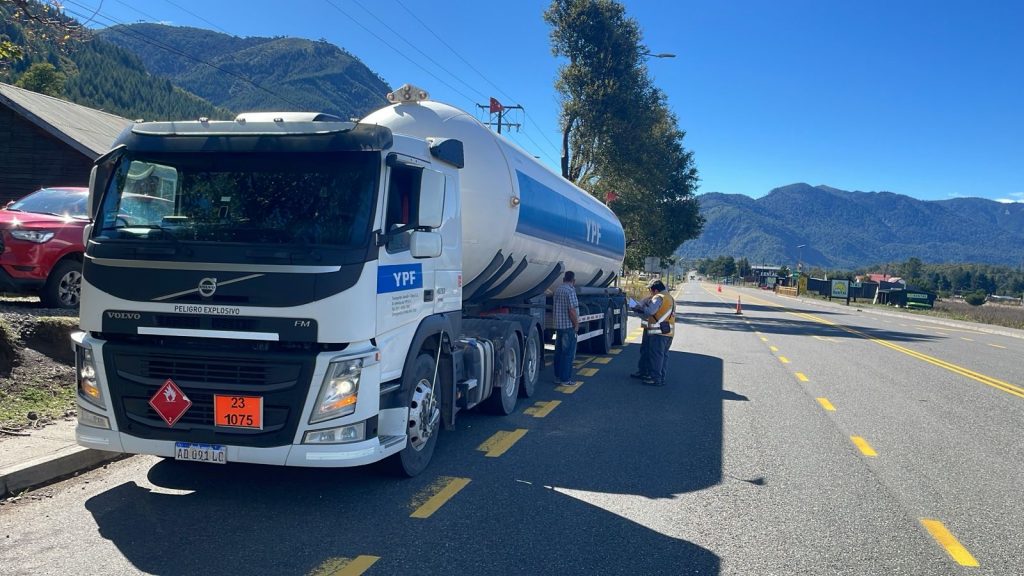 Fiscalizan transporte de carga peligrosa en ruta hacia paso fronterizo Pino Hachado