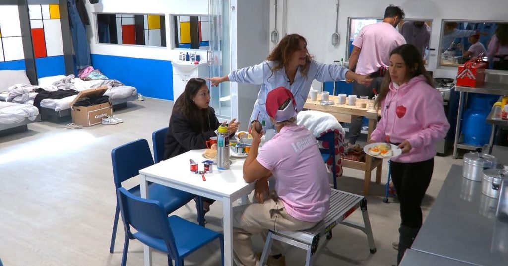 Vecinos al límite explota: Alejandra Fosalba hizo de mamá y separó a Cata y Paz en pleno desayuno