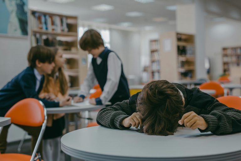 Violencia escolar: revelan que casi la mitad de los chilenos pide expulsión inmediata para alumnos agresores