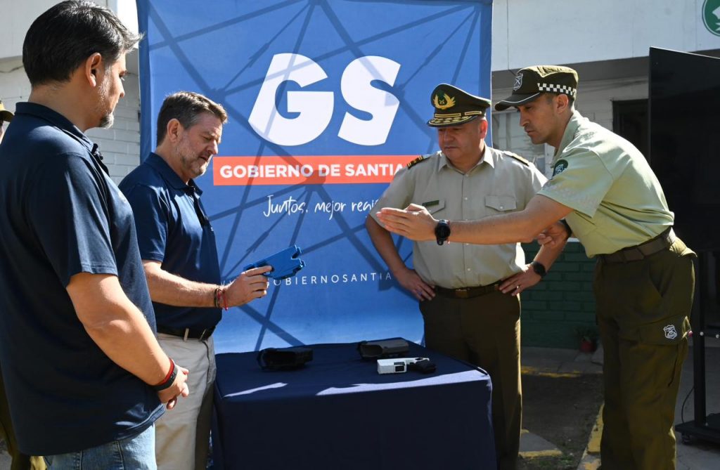 Gobierno de Santiago impulsa primer plan piloto en Chile con dispositivos electrónicos no letales para Carabineros