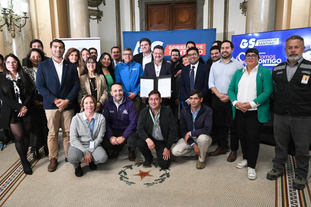 Gobierno de Santiago firma convenios con municipios para acompañar a víctimas de delitos violentos en la RM