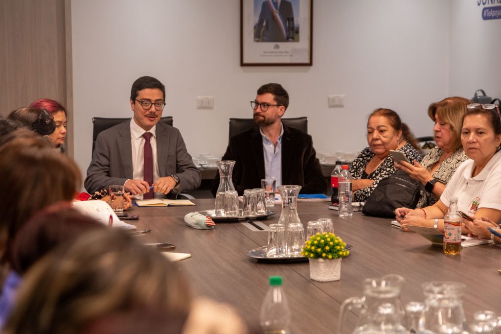 Junaeb descarta fin del PAE tras reunión con manipuladoras: “No arriesga su continuidad”