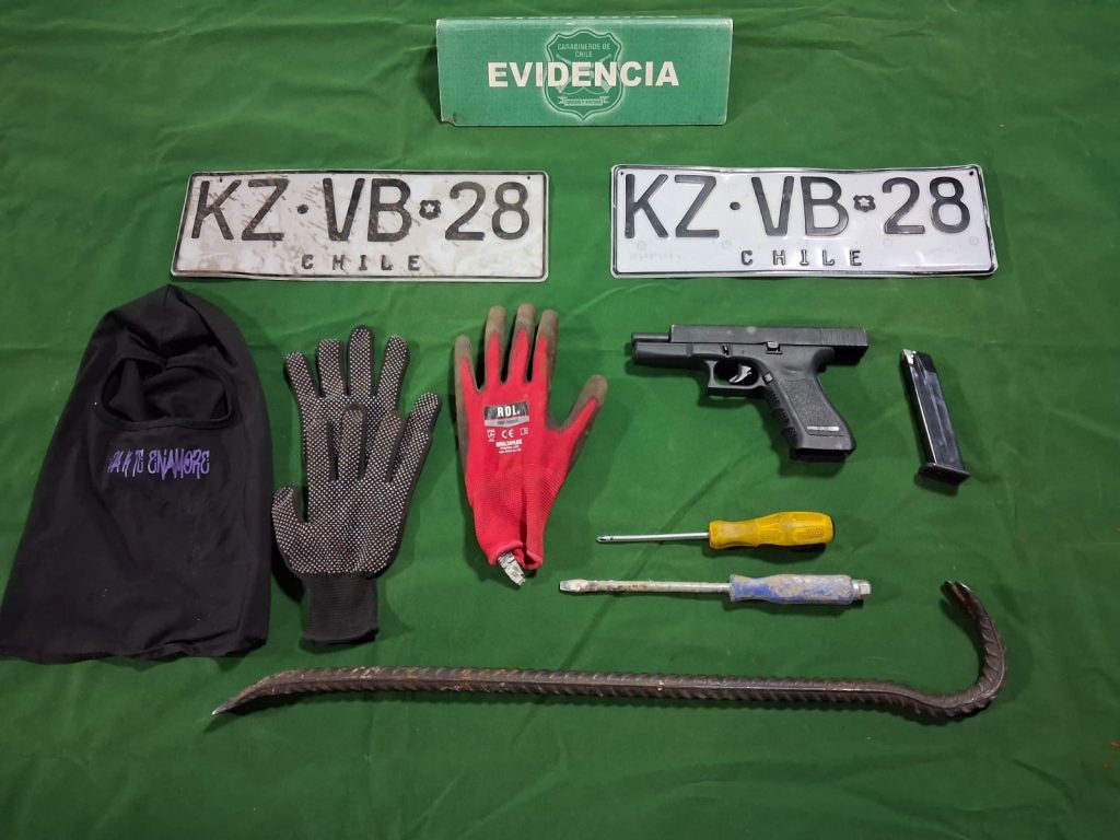 Macul: persecución termina con detenidos en vehículo robado y armas incautadas