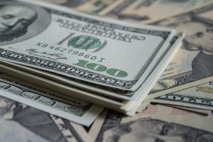 Dólar cierra en $897 y mantiene fuerte caída tras tregua en Medio Oriente y debilidad global del billete verde