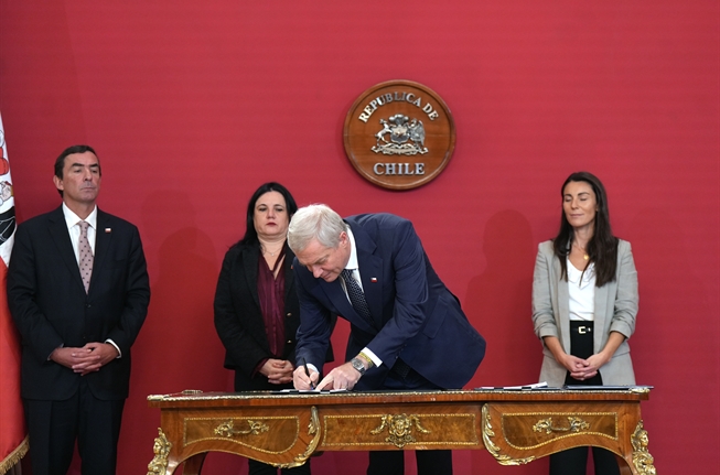 Presidente Kast firma proyectos para mejorar seguridad educativa