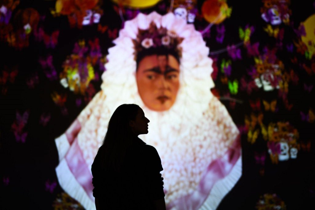 “Viva Frida Kahlo” aterriza en Santiago con una experiencia inmersiva: conoce los detalles acá