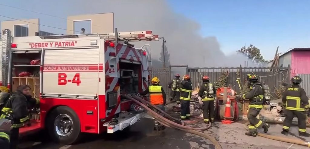 Bomberos combate incendio en Conchalí: Reportan fallecidos y cortes de tránsito 