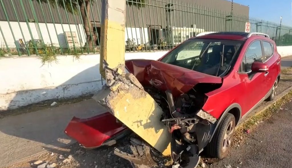 Alerta en Pedro Aguirre Cerda tras accidente: poste podría derrumbarse tras choque