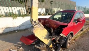 Alerta en Pedro Aguirre Cerda tras accidente: poste podría derrumbarse tras choque
