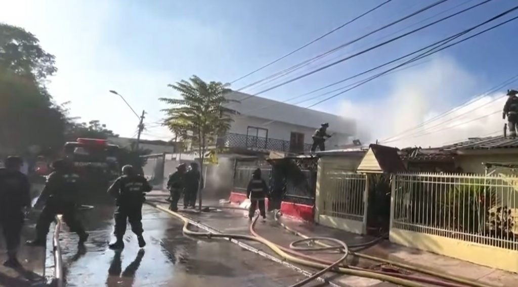 Incendio afecta a tres casas en Conchalí y amenaza con propagarse: Bomberos combate la emergencia