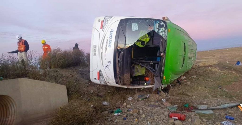 Trágico volcamiento de bus chileno en Bolivia deja al menos nueve muertos y más de 20 heridos