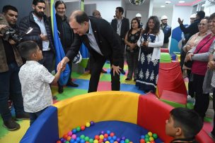 Ministro Poduje inaugura la primera sala de estimulación en Chile para niños con TEA en viviendas Minvu