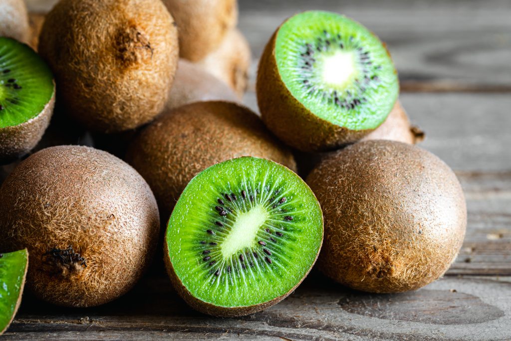 ¿Problemas para dormir? Kiwi, el superalimento que fortalece el sistema inmune y podría ayudarte a descansar mejor
