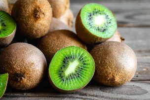 ¿Problemas para dormir? Kiwi, el superalimento que fortalece el sistema inmune y podría ayudarte a descansar mejor