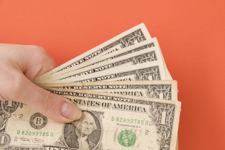 Dólar cierra bajo los $893 en Chile presionado por cobre fuerte y menor demanda global por refugio