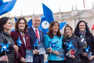 Plaza de la Ciudadanía se llena de 4.000 remolinos azules por campaña contra el maltrato infantil