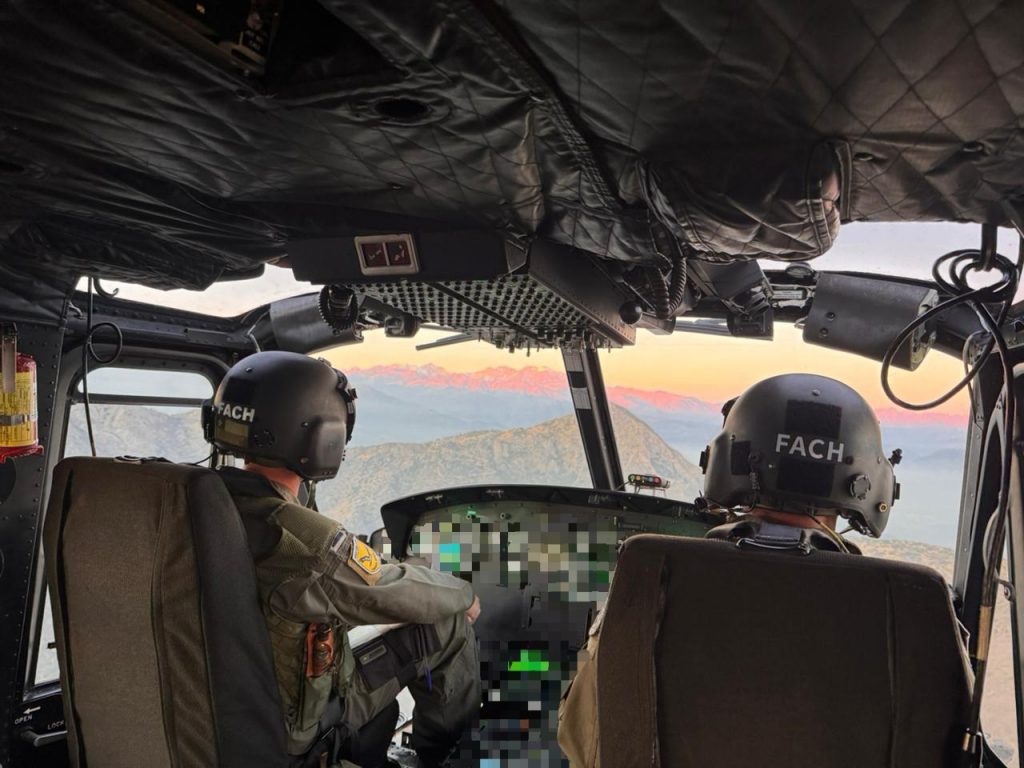 FACh realizó exitoso rescate aéreo de parapentista accidentado en El Colorado