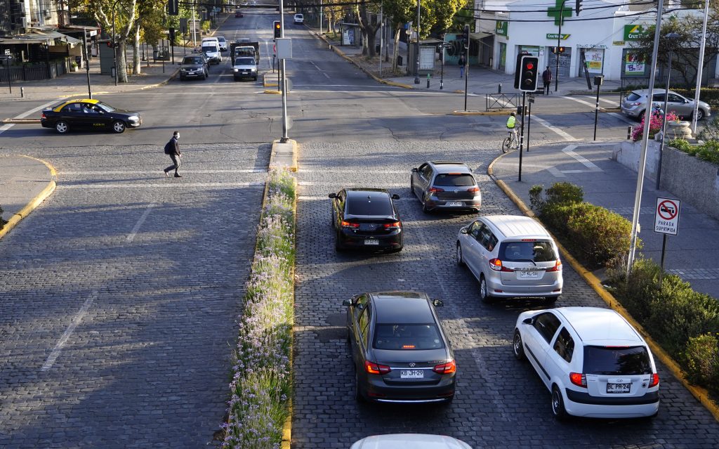 Alta congestión en Francisco Bilbao complica tránsito en Las Condes esta mañana