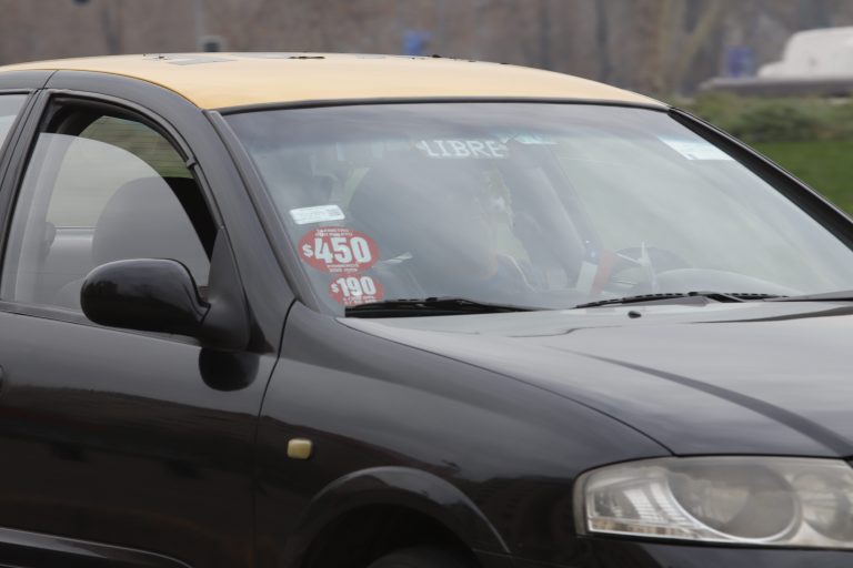 Implementan desvíos de buses en Alameda por caravana de taxis: revisa el detalle acá