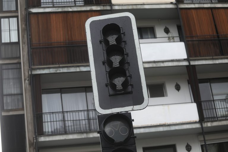 Poste derribado provoca restricción de tránsito en Lo Barnechea y deja semáforo fuera de servicio
