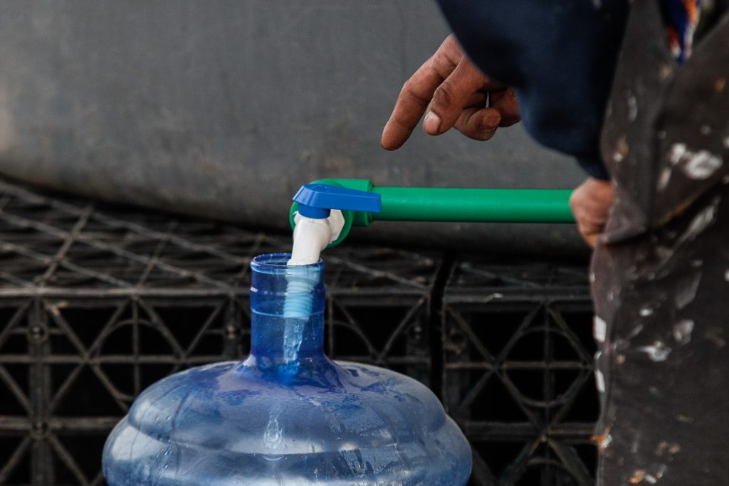Corte de agua en ocho comunas: conoce los puntos de abastecimiento temporal ACÁ