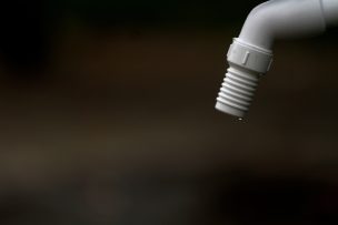 Anuncian corte masivo de agua en la Región Metropolitana: durará más de 30 horas y afectará a 8 comunas