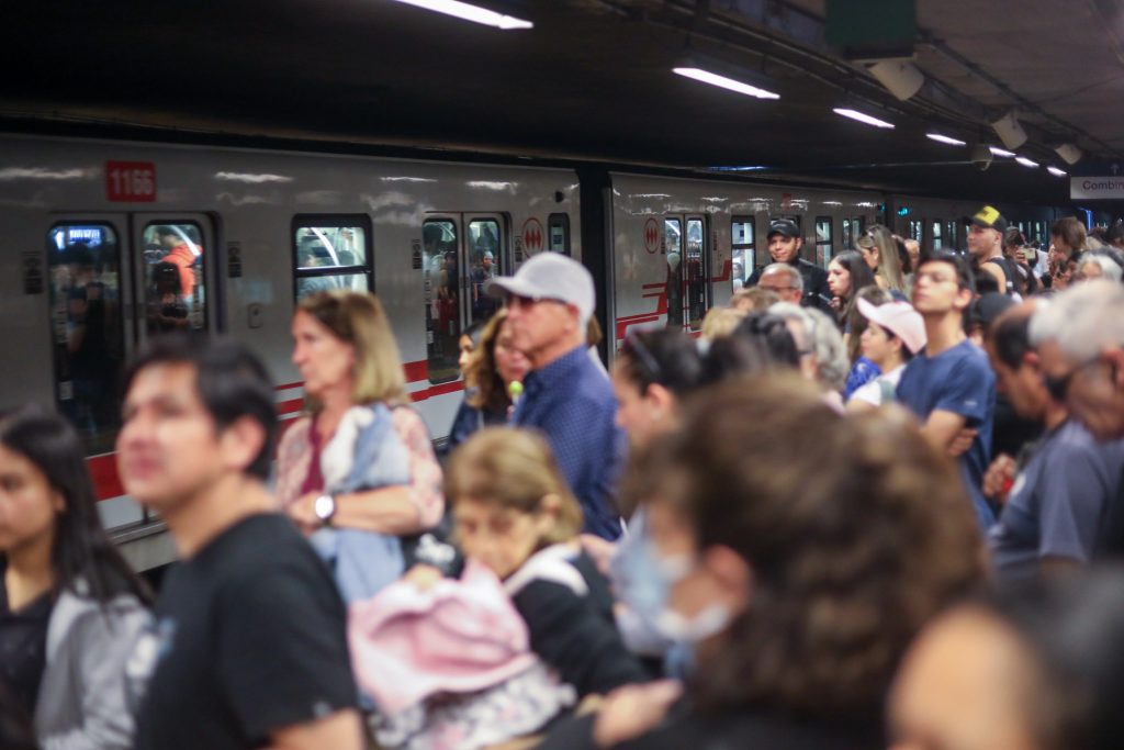 Metro de Santiago reporta retrasos en Línea 1 por tren detenido en Escuela Militar