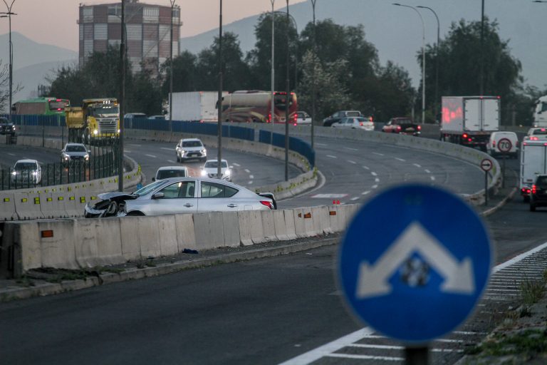 Colisión de vehículos genera restricción de pista y congestión en General Velásquez