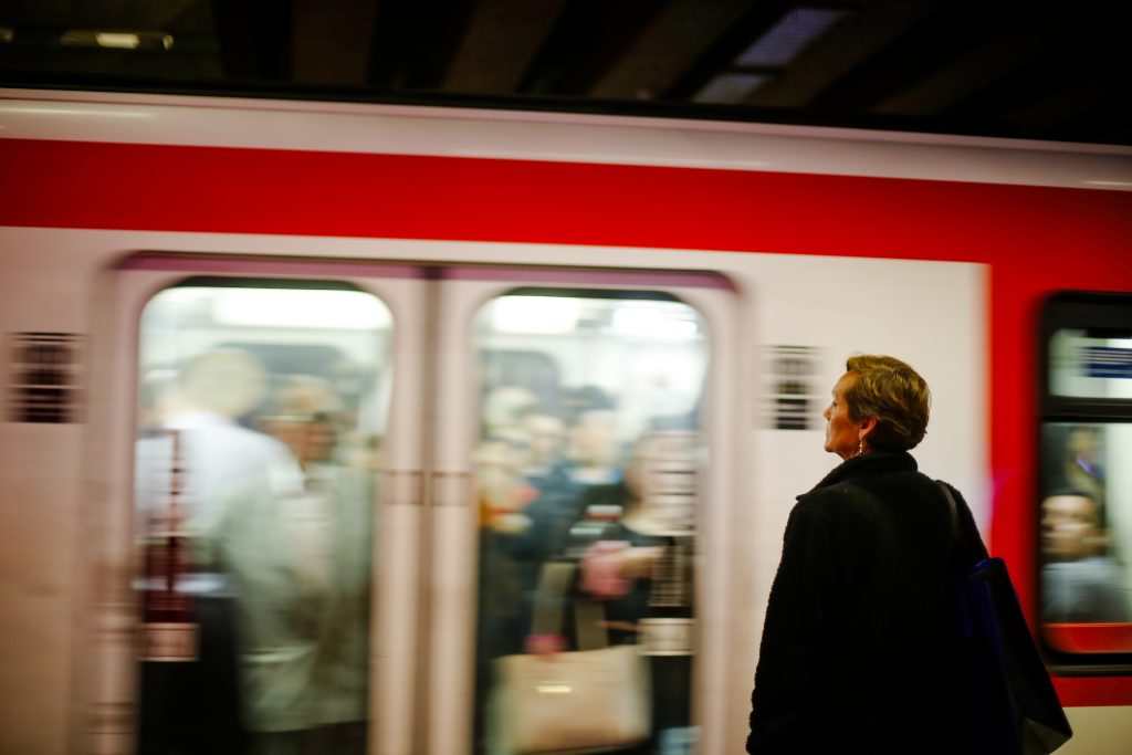Metro de Santiago normaliza servicio en L1, pero mantiene cierre en una estación