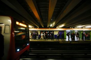 Metro de Santiago activa programa lluvia en cinco líneas: trenes operan con velocidad reducida