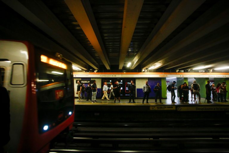 Metro de Santiago reporta servicio suspendido en Línea 4: revisa las estaciones cerradas