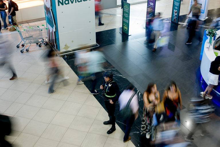 Masiva evacuación en Mall Plaza Oeste tras amenaza de bomba escrita en un baño