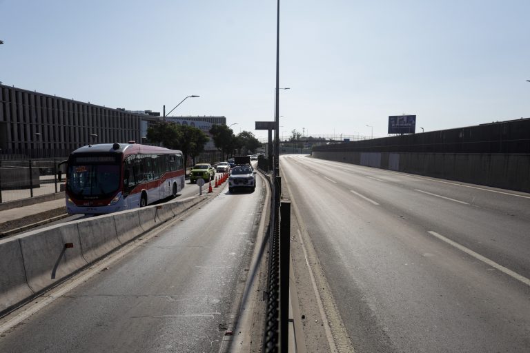 Choque entre camión y moto complica el tránsito en sector de Maipú esta mañana