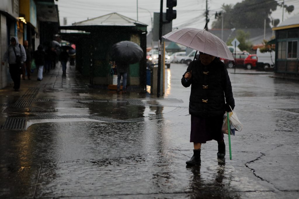 Sistema frontal deja más de 10 mil clientes sin luz en la región de Valparaíso