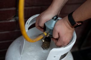 Anuncian rebajas en gas para pensionados: descuentos llegan hasta los $6 mil