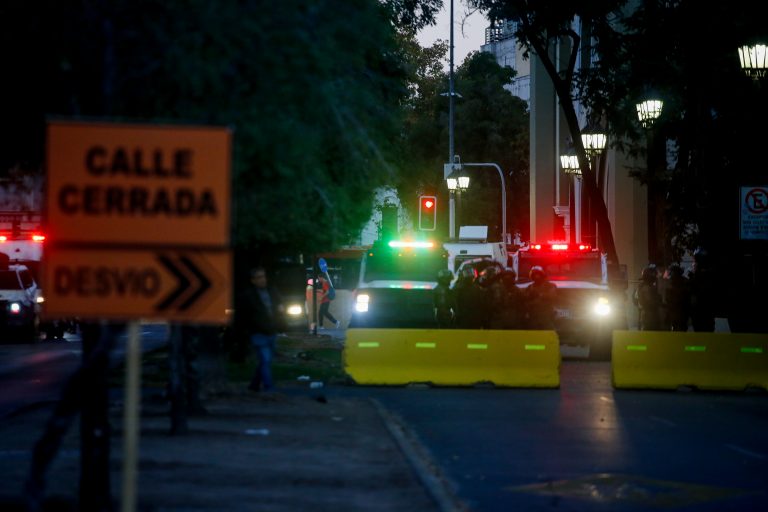 Suspenden tránsito por manifestación frente al Liceo de Aplicación: conoce los desvíos