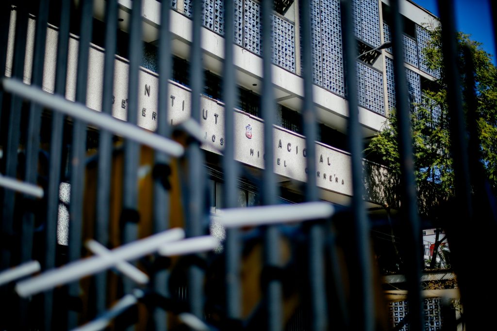Incidentes en el Instituto Nacional generan cortes y desvíos en Alameda