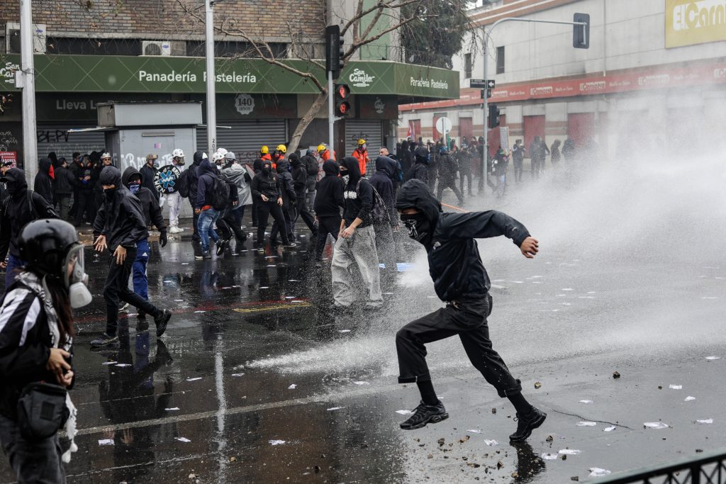 Día del Trabajador en Santiago: Carabineros reporta desórdenes en marchas