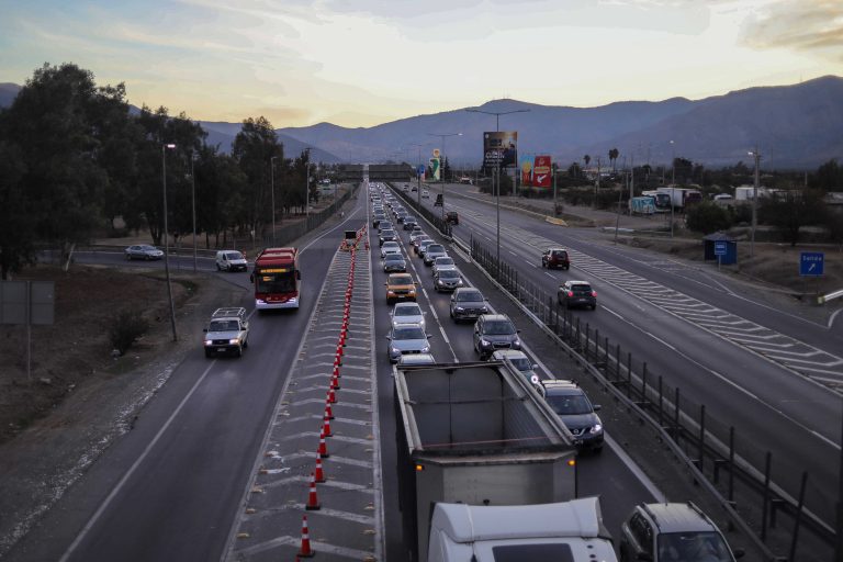 Ruta 68 registra restricción de pista tras colisión de bus con camión en Pudahuel