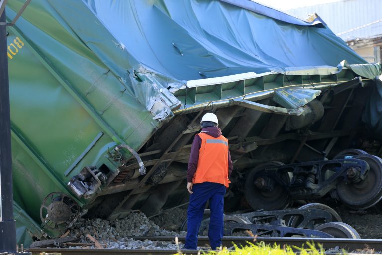 Descarrilamiento de tren de carga obliga a suspender servicio del Biotren de EFE en Chiguayante