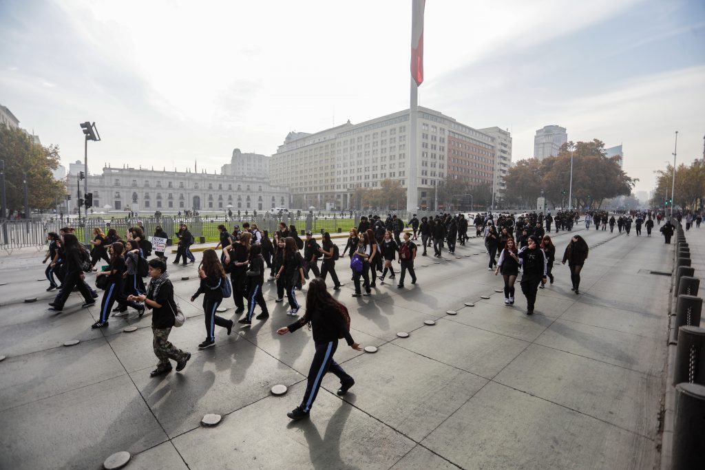 Alameda vuelve a estar habilitada tras desvíos por marcha estudiantil en Santiago