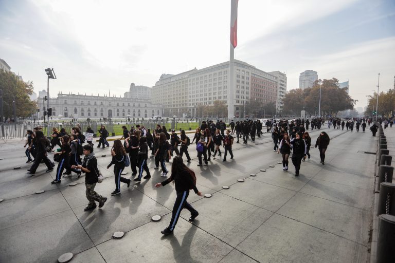 Alameda vuelve a estar habilitada tras desvíos por marcha estudiantil en Santiago