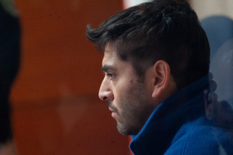 Fiscalía acusa homicidio por omisión tras muerte de niña que cayó del piso 11: padre queda detenido en tránsito