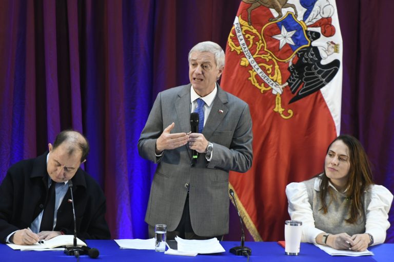 Kast reconoce costo político por alza de bencinas: 