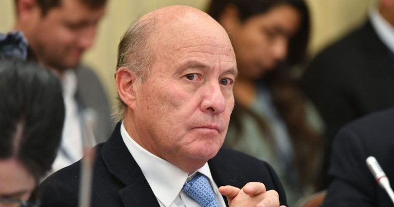 Ministro Quiroz defiende ajuste presupuestario en salud y asegura que “a veces uno con menos recursos hace más”