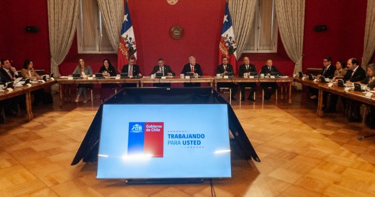 Cadem: ninguna área del Gobierno supera el 50% de aprobación y Kast baja dos puntos