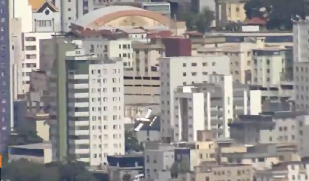 VIDEO: Avioneta se estrella contra un edificio residencial en Brasil: Reportan al menos dos muertos