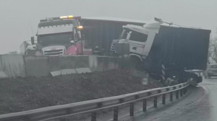 Alta congestión en Ruta 5 por choque de camión en Paine: solo una pista habilitada
