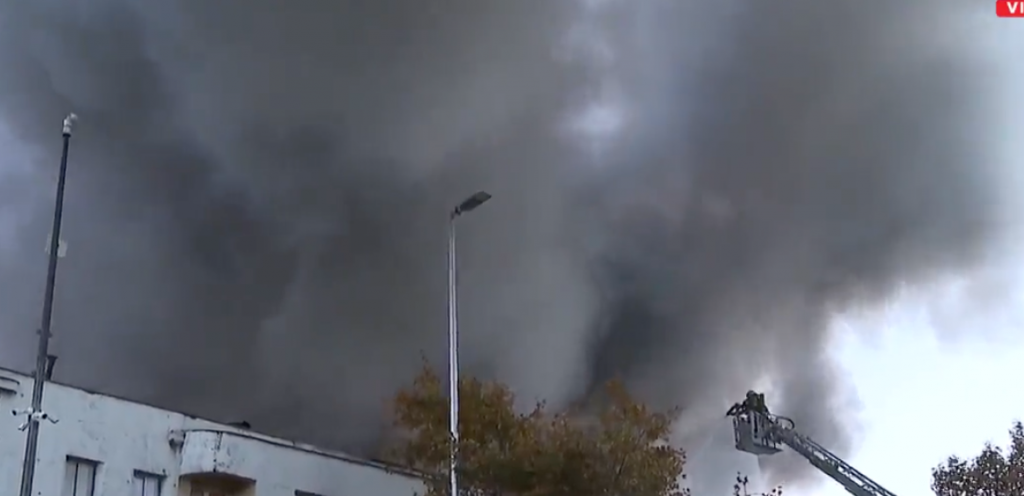 Incendio en plena Alameda provoca gigantesca columna de humo: Revisa los desvíos de tránsito