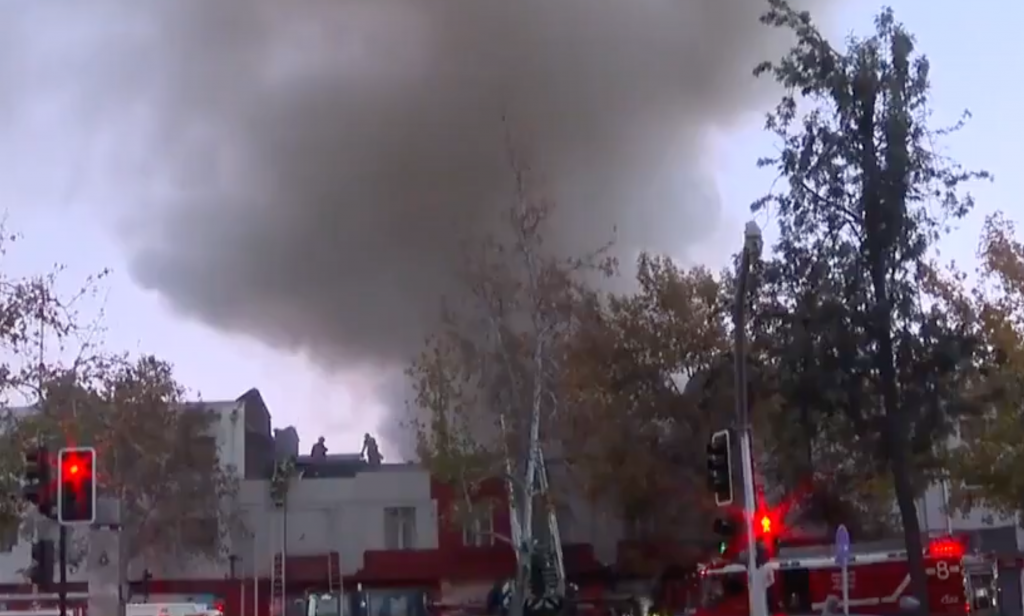 Incendio en plena Alameda provoca gigantesca columna de humo: Revisa los desvíos de tránsito